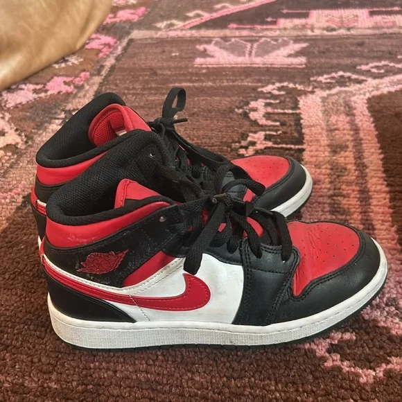 Air Jordan Kids 1 Mid "Chicago Black Toe" sneakers - Picture 2 of 5